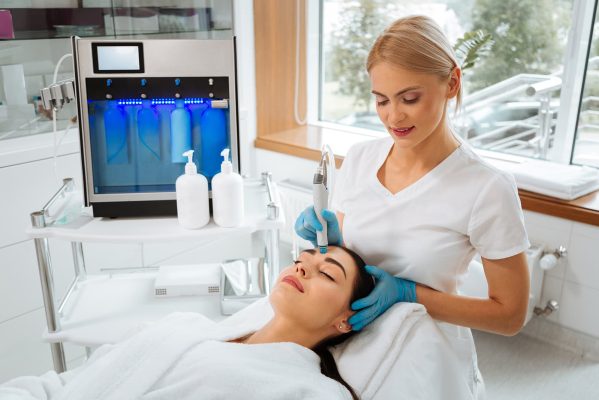 hydrafacial windsor - cosmetologist doing hydrafacial procedure