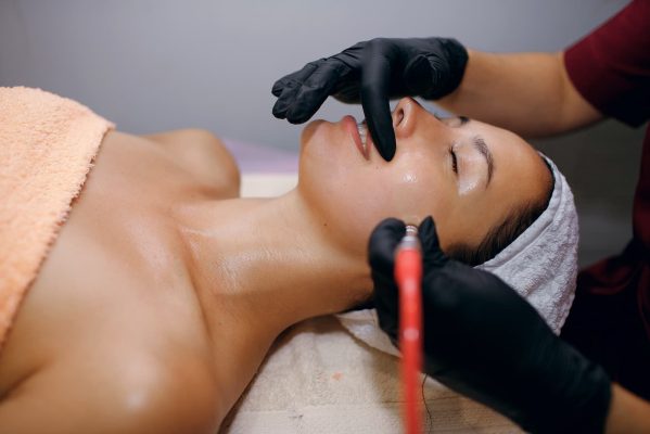 hydrafacial windsor - cosmetologist performs a hydrofacial procedure