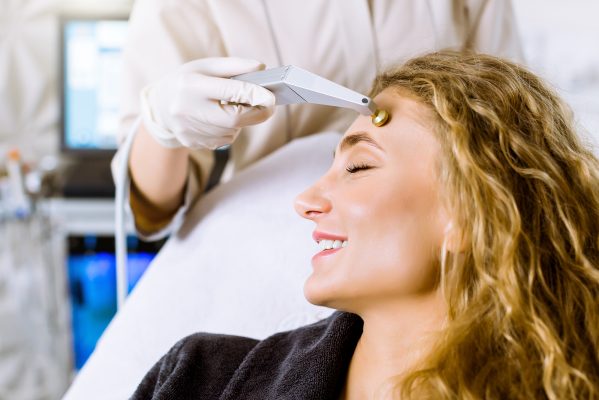 laser clinic windsor - Cosmetologist hand doing the microdermabrasion